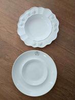 Riviera Maison 2 borden oudere series. 1 glad, 1 met roosjes, Huis en Inrichting, Keuken | Servies, Ophalen, Zo goed als nieuw