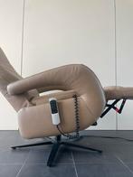 Z.g.a.n. beige leren sta op stoel / relax fauteuil, Huis en Inrichting, Ophalen, Minder dan 75 cm, Zo goed als nieuw, Nvt