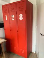 Locker kast, Ophalen, Zo goed als nieuw, Stalen kast rood gespoten incl flesje met extra rode verf