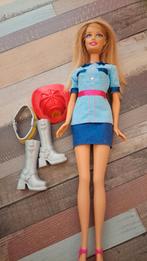 Barbie met politieoutfit en brandweer accesoires, Ophalen of Verzenden, Zo goed als nieuw