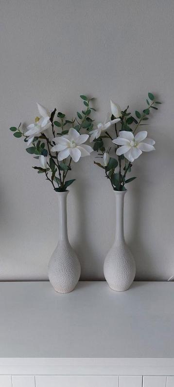 2 mooie creme vazen met kunst bloemen compleet beschikbaar voor biedingen