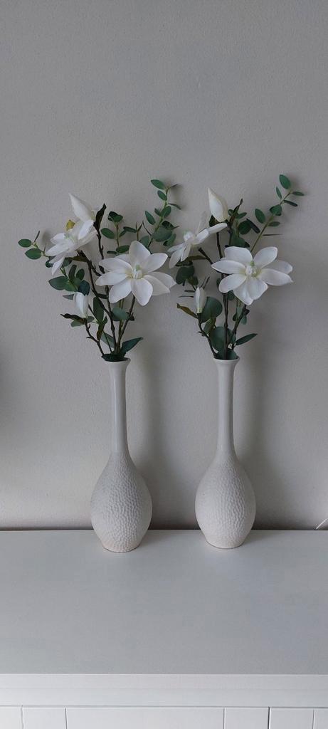 2 mooie creme vazen met kunst bloemen compleet, Huis en Inrichting, Woonaccessoires | Kunstplanten en Kunstbloemen, Zo goed als nieuw