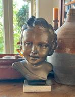 Borstbeeld kind gips bronskleurig op stenen sokkel, Antiek en Kunst, Curiosa en Brocante, Ophalen