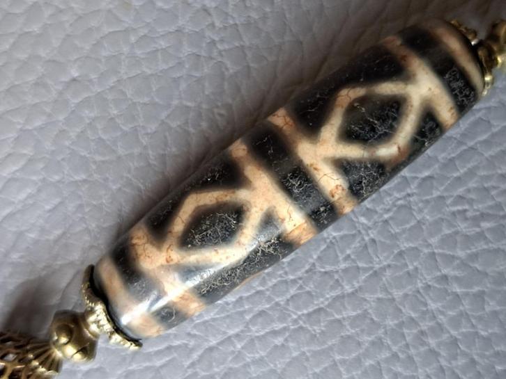 D15 Dzi -Tibetan old Agate 6 eyed and Phurba or Vajra dzi, Antiek en Kunst, Kunst | Niet-Westerse kunst, Ophalen of Verzenden