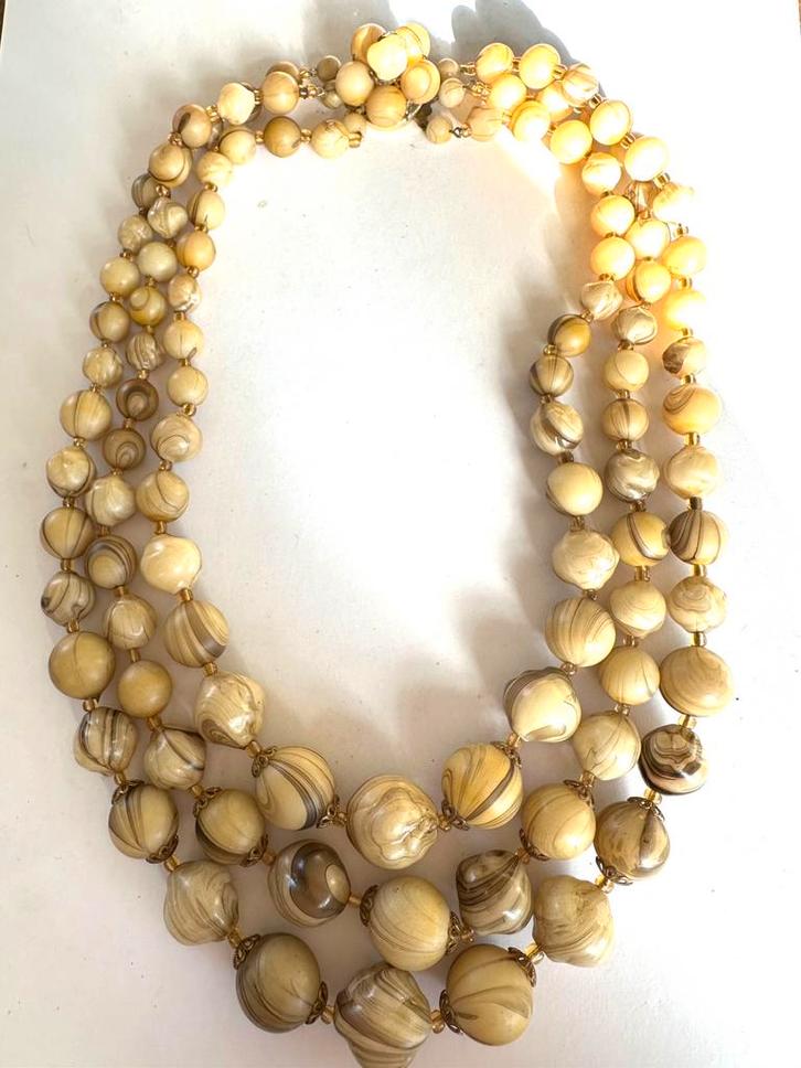 Vintage kunststof 3 strengen ketting jaren 50-60, Sieraden, Tassen en Uiterlijk, Kettingen, Gebruikt, Overige materialen, Beige