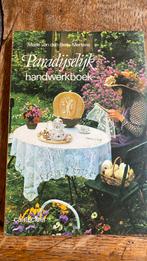 Paradijselijk handwerkboek., Ophalen of Verzenden, Zo goed als nieuw, Haken, Patroon of Boek