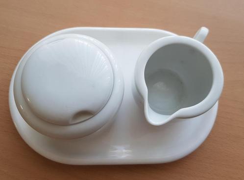 Melk en suikersetje met onderschaal, Huis en Inrichting, Keuken | Servies, Nieuw, Overige stijlen, Porselein, Ophalen