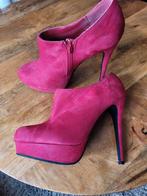 Rode suède pump maat 41, Kleding | Dames, Schoenen, Ophalen of Verzenden, Zo goed als nieuw