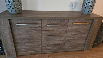 Stevig dressoir - geen beschadigingen beschikbaar voor biedingen