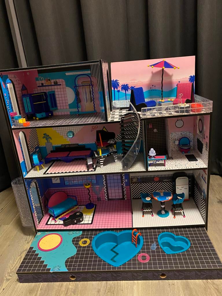LOL Surprise OMG Huis met Lift & Zwembaden - Compleet!, Kinderen en Baby's, Speelgoed | Poppenhuizen, Ophalen of Verzenden, Gebruikt