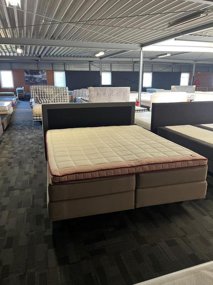 Auping boxspring taupe kleur inc auping kiruna topper, Huis en Inrichting, Slaapkamer | Bedden, Zo goed als nieuw, Tweepersoons