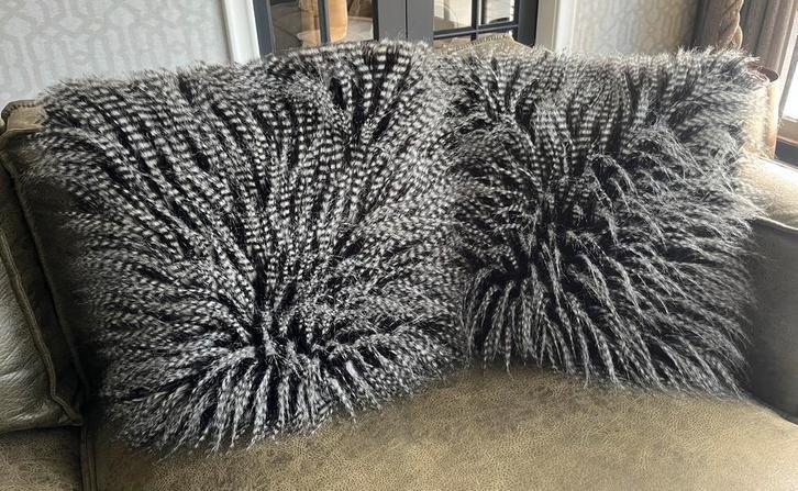 2 super leuke veren kussens / Riviéra Maison / 50cm x 50, Huis en Inrichting, Woonaccessoires | Kussens, Zo goed als nieuw, Zwart