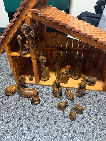 Houten Kerststal met Figuren Compleet en Goed Onderhouden Se beschikbaar voor biedingen
