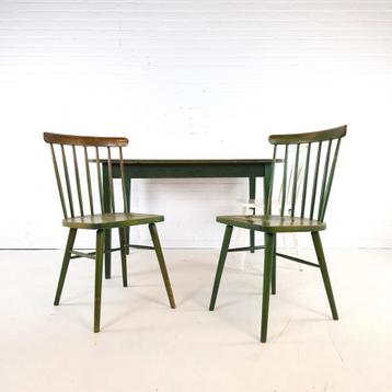 Vintage tafel met 3 spijlenstoelen beschikbaar voor biedingen