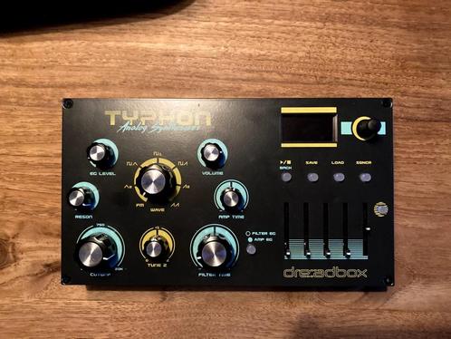 Dreadbox Typhon synthesizer met case en USB kabel, Muziek en Instrumenten, Synthesizers, Zo goed als nieuw, Overige aantallen