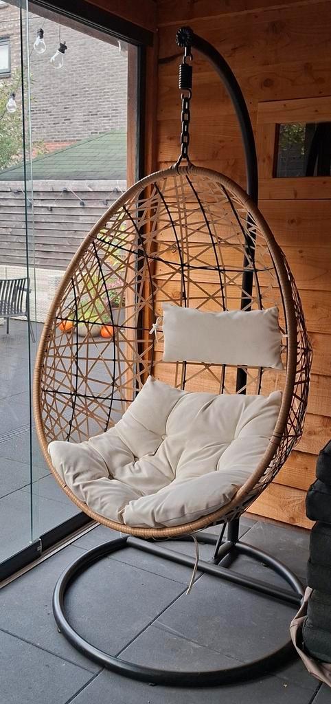 Mooie stabiele en nette hangstoel compleet, Tuin en Terras, Hangmatten, Zo goed als nieuw, Eenpersoons, Met standaard, Binnen