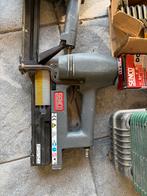 Compressor met 2 nietmachines, slangen, nietjes, Gebruikt, 6 tot 10 bar, Ophalen of Verzenden, Minder dan 200 liter/min