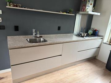 Greeploze Hoekkeuken –Grijs Hoogglans/Houtkleur GEDEMONTEERD beschikbaar voor biedingen