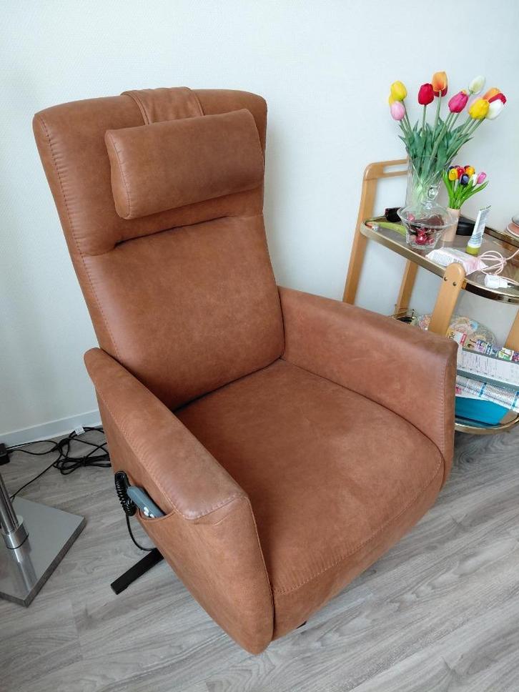 Vrijwel nieuwe sta-op-stoel van prominent (maat S), Huis en Inrichting, Fauteuils, Zo goed als nieuw, Stof, 50 tot 75 cm, Minder dan 75 cm