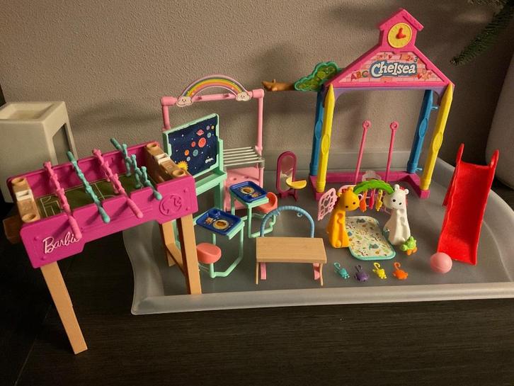 Barbie Voetbaltafel Schoolset Babykleed Glijbaan en meer, Verzamelen, Poppen, Zo goed als nieuw, Accessoires, Ophalen