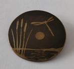 Ovale bruine broche met afbeelding libelle & riet, Sieraden, Tassen en Uiterlijk, Broches, Minder dan 4 cm, Gebruikt, Ophalen of Verzenden