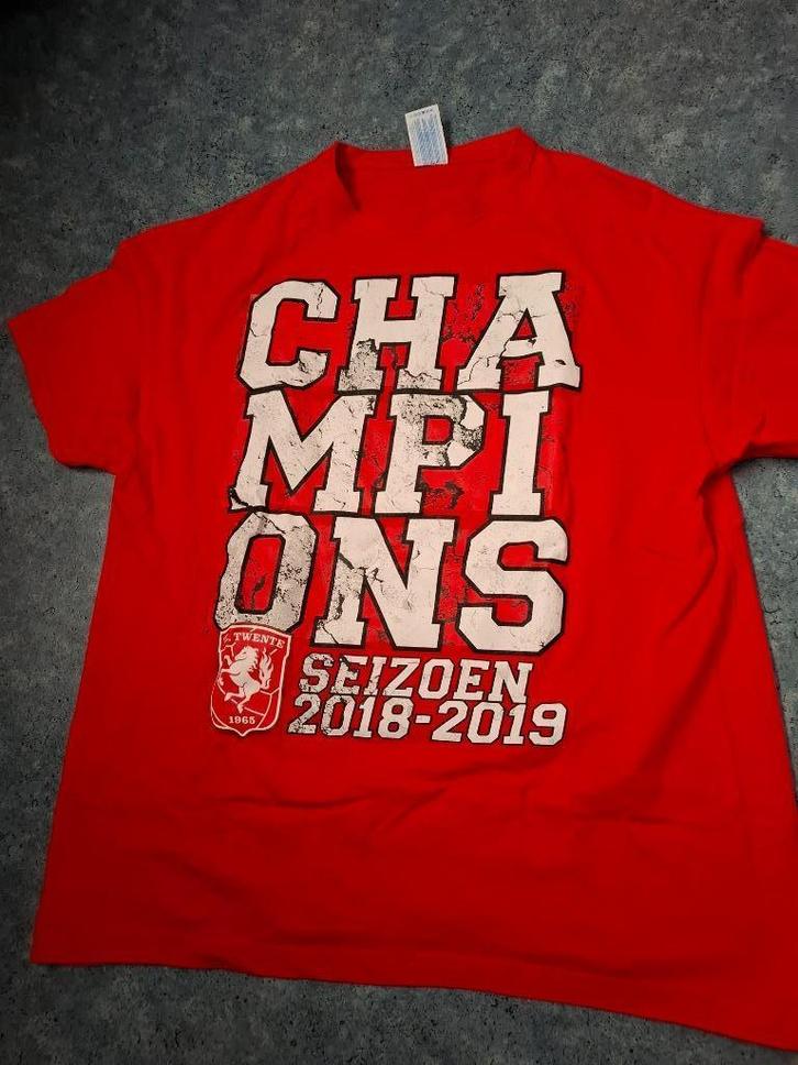 FC Twente T-shirt Kampioen 2018-2019  ( Nieuw ), Verzamelen, Sportartikelen en Voetbal, Nieuw, Shirt, F.C. Twente, Verzenden