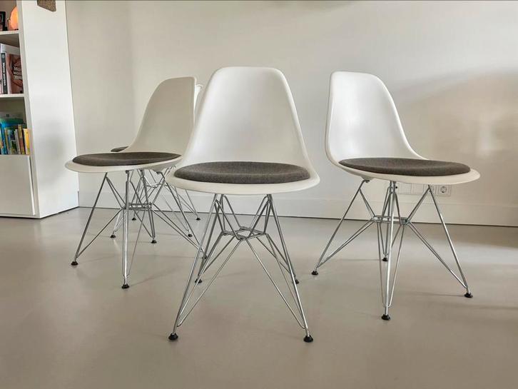 2x Vitra Eames side stoelen wit gestoffeerd dsr chroom, Huis en Inrichting, Stoelen, Zo goed als nieuw, Vijf, Zes of meer stoelen