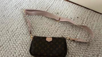 Pochette Accessoires Bruin met Roze Band beschikbaar voor biedingen