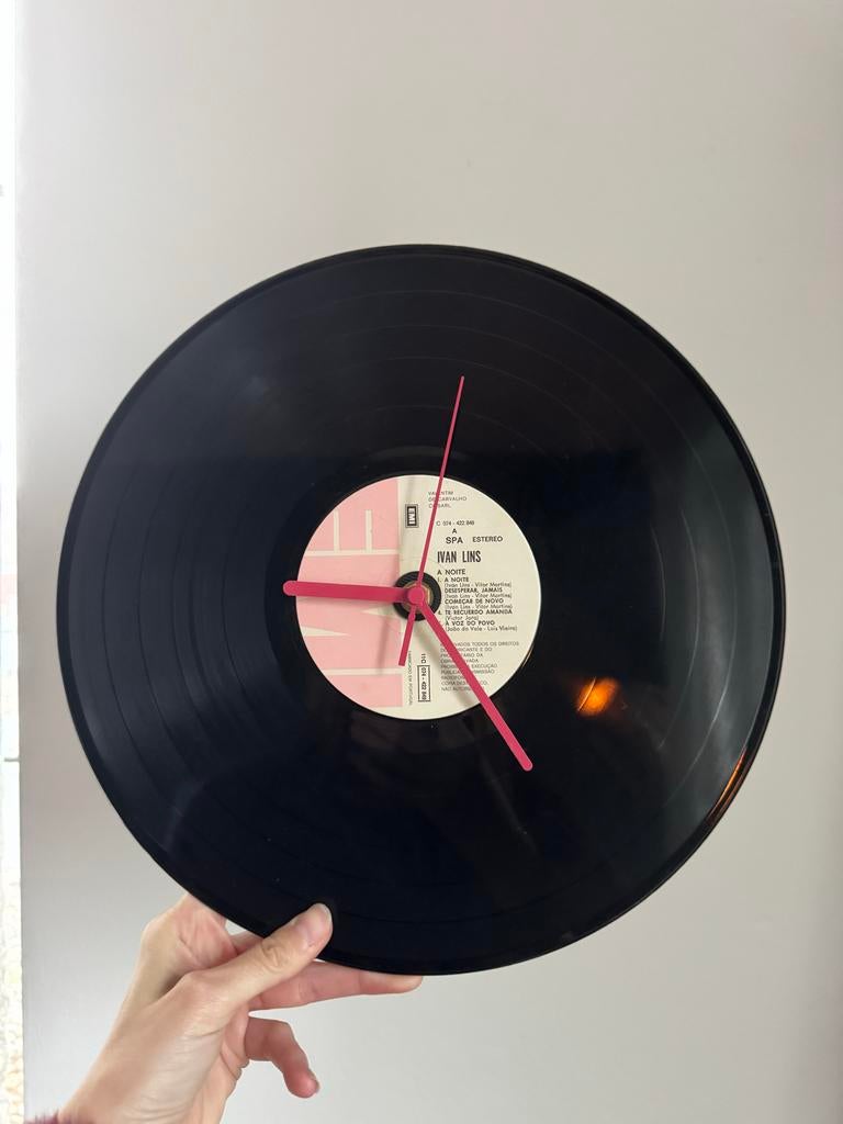 LP Klok - Zelfgemaakt met Roze Wijzers, Huis en Inrichting, Woonaccessoires | Klokken, Ophalen of Verzenden, Gebruikt, Analoog