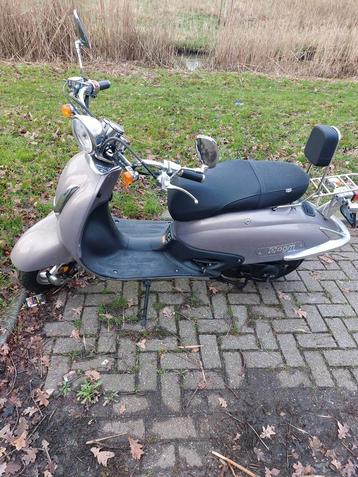 Mooie AGM scooter uit 2021, maar 1710 km op de teller!!! beschikbaar voor biedingen