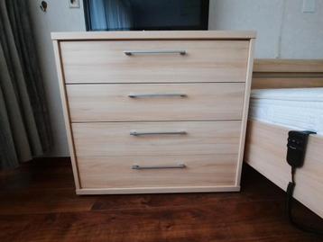 Commode/ ladenkast beschikbaar voor biedingen