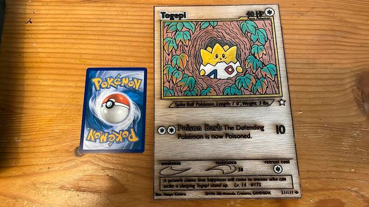 Pokemon kaart lasergesneden en gegraveerd Togepi neo, Hobby en Vrije tijd, Verzamelkaartspellen | Pokémon, Zo goed als nieuw, Ophalen of Verzenden