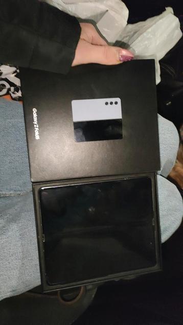 Samsung Z folf5 bieden vanaf 700€ beschikbaar voor biedingen