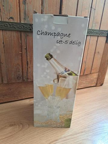 Champagne glazen met cooler  beschikbaar voor biedingen