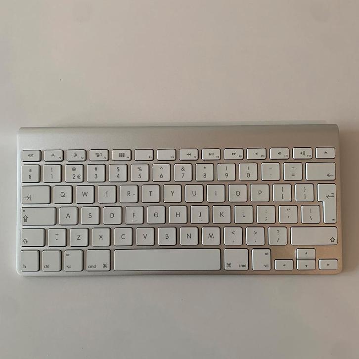 Apple Wireless Keyboard A1314 Werkt perfect, Computers en Software, Toetsenborden, Zo goed als nieuw, Qwerty, Draadloos, Multimediatoetsen