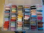 doos met 90 volle bobbins met dmc borduurgaren genummerd, Hobby en Vrije tijd, Borduren en Borduurmachines, Ophalen of Verzenden