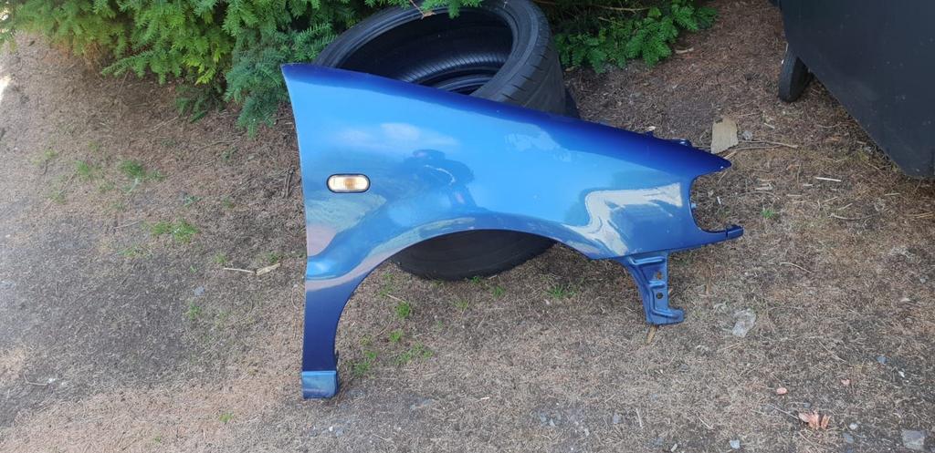 VW POLO 6N  VOORSCHERM RECHTS 2 KEER, Auto-onderdelen, Carrosserie en Plaatwerk, Ophalen of Verzenden, Gebruikt, Spatbord