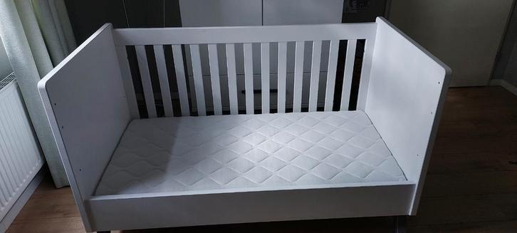 Bopita Levi Bedbank 70x140 - Wit/Grijs - baby en peuterbed, Kinderen en Baby's, Babywiegjes en Ledikanten, Gebruikt, Ledikant