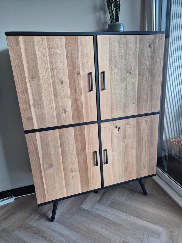 Moderne Servieskast met Houten Deuren, Huis en Inrichting, Kasten | Buffetkasten, Zo goed als nieuw, 150 tot 200 cm, 100 tot 150 cm