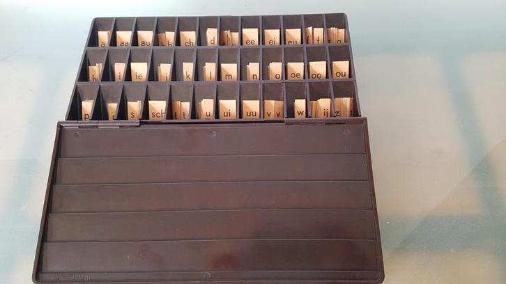 2 bakelieten letterdozen, inclusief de letters., Antiek en Kunst, Antiek | Speelgoed, Ophalen of Verzenden