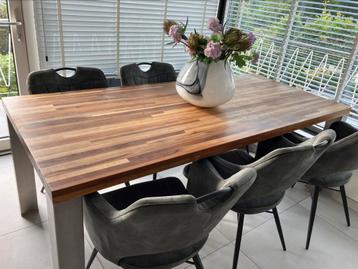Tafel tropisch hardhout met RVS poten beschikbaar voor biedingen