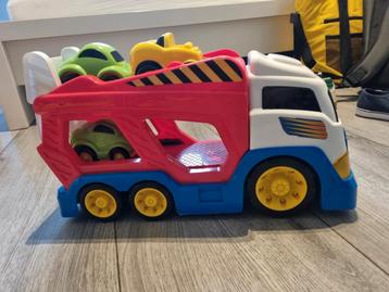Vrachtwagen met 4 auto's beschikbaar voor biedingen