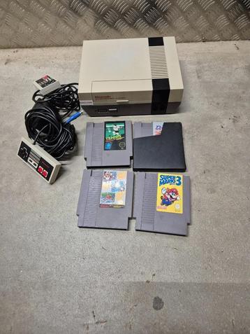 Nintendo nes met 4 spellen beschikbaar voor biedingen