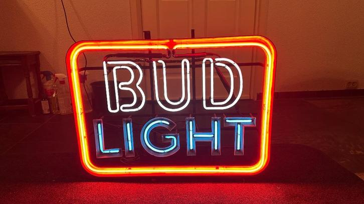 Bud Light Neonreclame – 66 x 49 cm – Amerikaanse eyecatcher, Verzamelen, Biermerken, Zo goed als nieuw, Reclamebord, Plaat of Schild