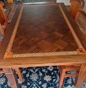 Houten Eettafel met Stoelen beschikbaar voor biedingen