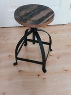 Industriel krukje met houten zitting, in hoogte verstelbaar., Huis en Inrichting, Ophalen, In hoogte verstelbaar, Zo goed als nieuw