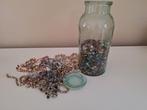 Grote lichtgroene glazen fles/weckfles gevuld met kralen, Antiek en Kunst, Ophalen of Verzenden