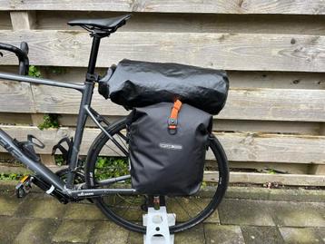Te huur - racefiets bagagedrager met tassenset fietstassen beschikbaar voor biedingen