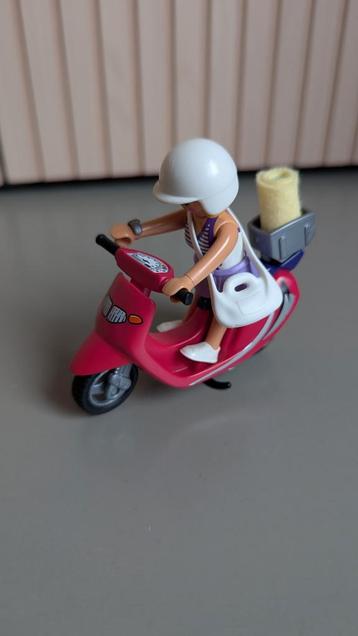 Playmobil Zomers Meisje met Scooter beschikbaar voor biedingen