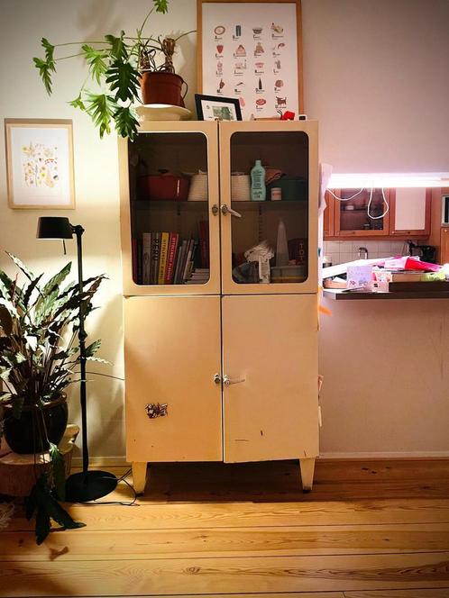 Vintage dokterskast / apothekerskast : vitrinekast, Huis en Inrichting, Kasten | Vitrinekasten, Gebruikt, 150 tot 200 cm, 50 tot 100 cm